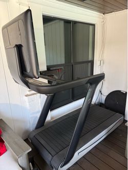 Peloton Tread Treadmill – Excellent Condition – Large HD Screen