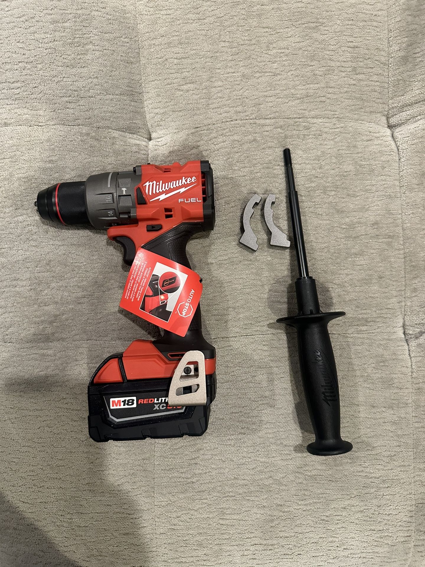 Milwaukee M18 FUEL 18V Lithium-lon Brushless Cordless 1/2 in. Drill/Driver  W/(1) 5.0Ah Batterie.