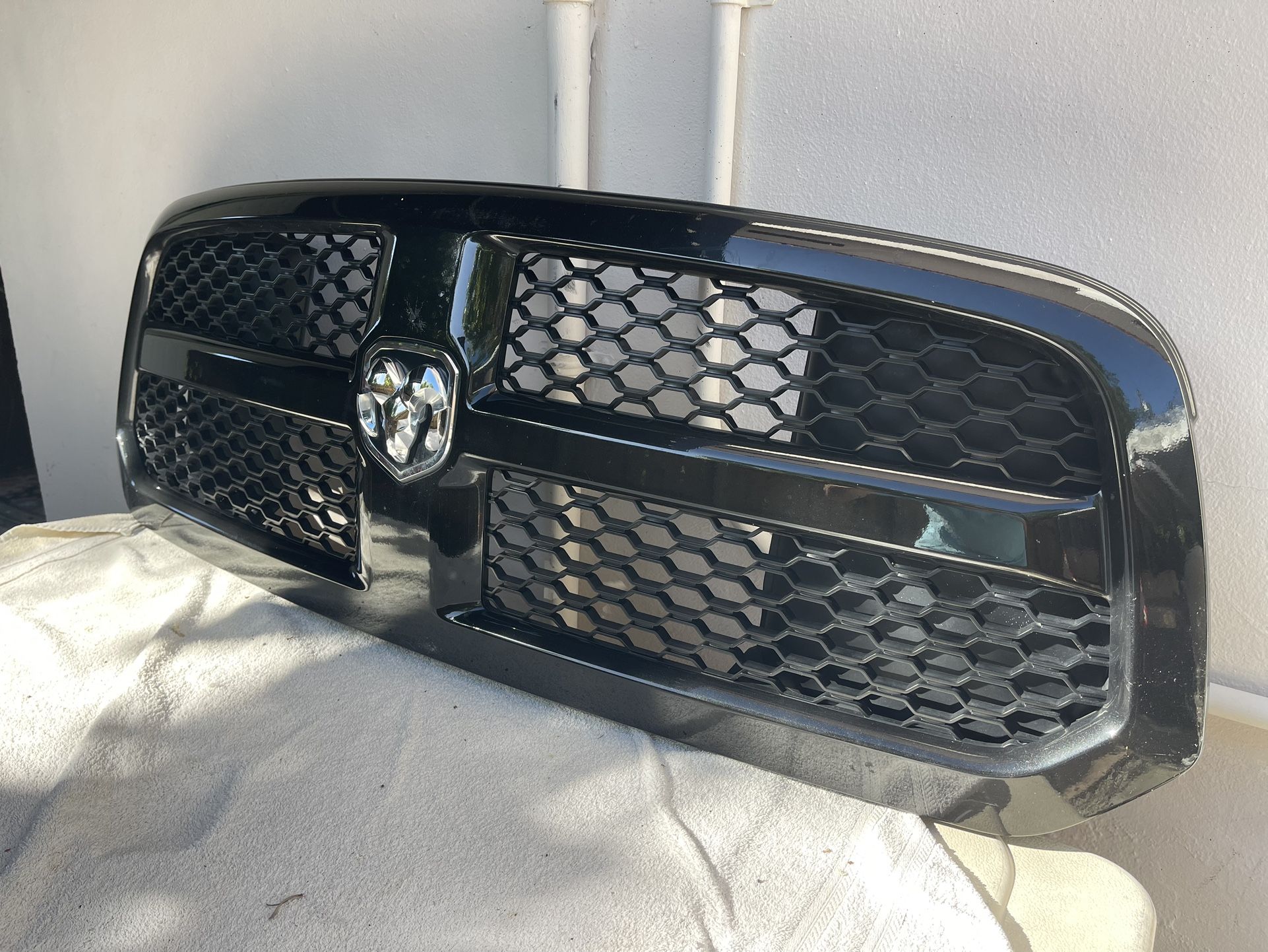 2016 RAM 1500 OEM Grill