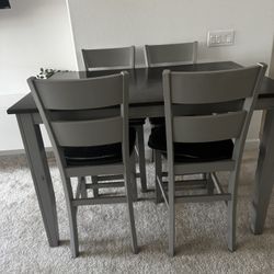 Nice  Table and  Chairs  Countertop Style.