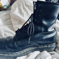 New Dr Martens 1460 Pascal Womens Size 8-9 Black Leather 8 Eyelet Combat Boots