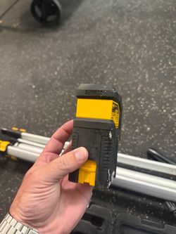 DEWALT DW0801 Laser Level w/ 60in Tripod 5/8"-11 Thread & Case