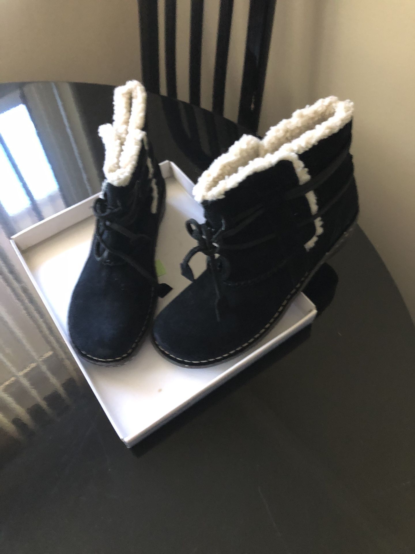 MOVING Black Fur Inside Short Boots 9M