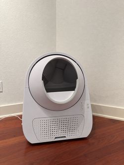 CATLINK Self Cleaning Litter Box - Used