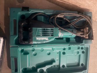 Makita  14-Amp 1-1/8 in. Hex 42 lb. AVT Breaker Hammer