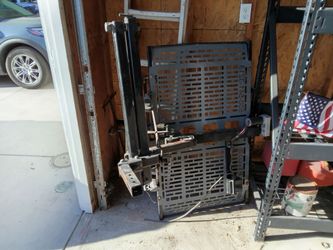 Electric wheelchair/scooter lift