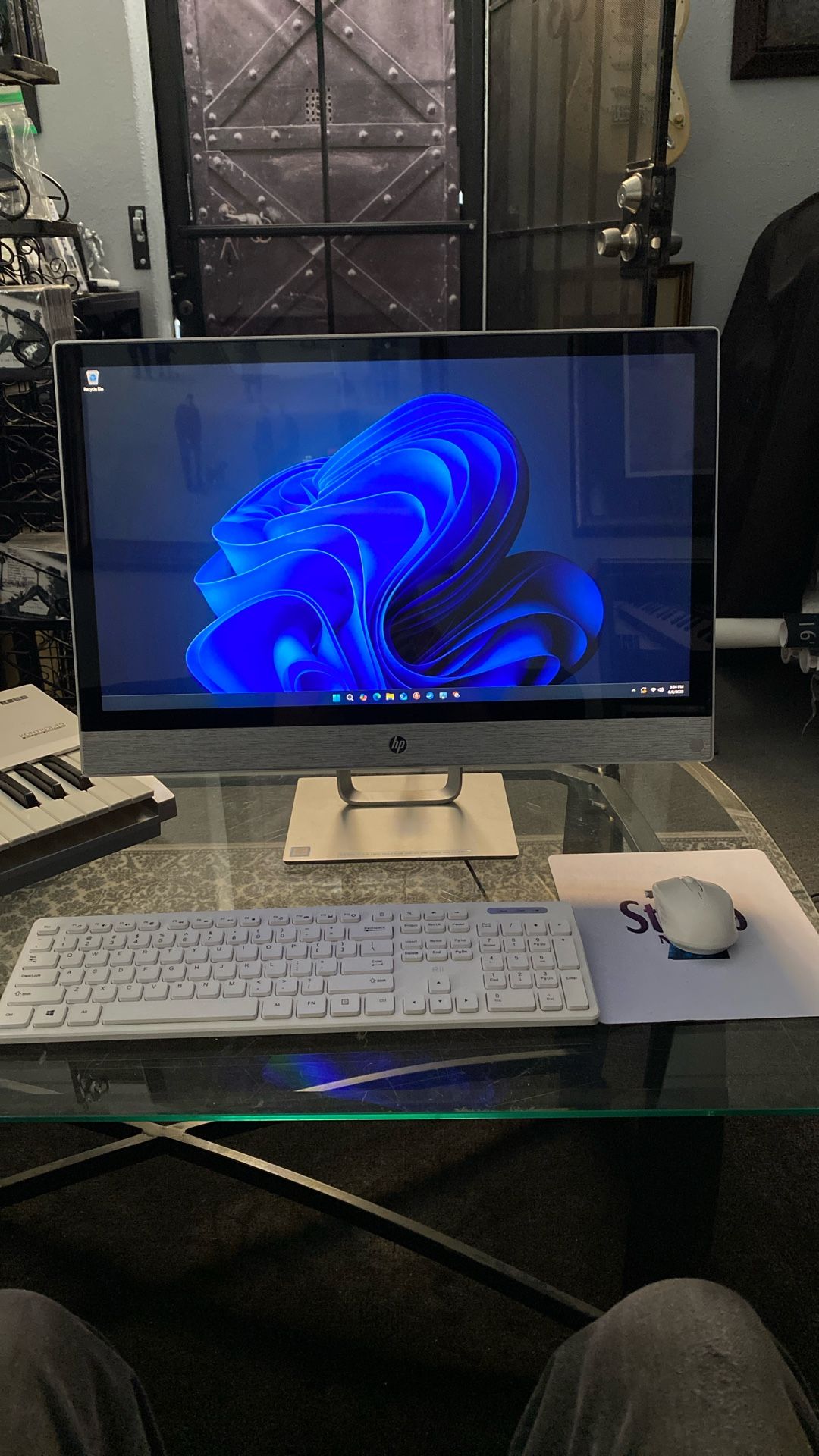 Mint condition, HP touchscreen desktop! Windows 11 with copilot!