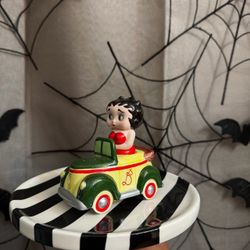 1995 Betty Boop Ceramic Salt and Pepper Shaker Set