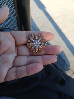 Gold-Tone Pearl Star Burst Brooch Pin