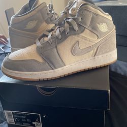 Air Jordan 1 Mid SE
