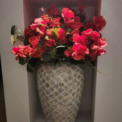 French-style elegance: Durable and aesthetically pleasing with lifelike flowers, these vases are the perfect decoration for a mantelpiece, living room
