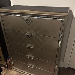 Luxury Chest & Dresser With Jewelry Drawer 