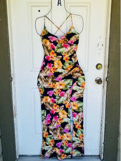 NEW DRESS SIZE MEDIUM