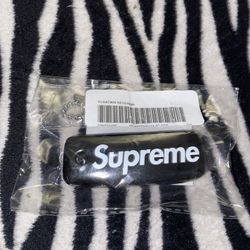 Supreme box deals logo keychain