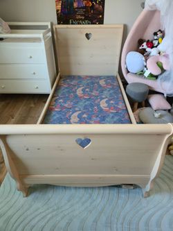 Kids twin bedframe with a Heart. ❤️