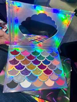 Glitter eye shadow