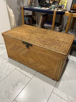 Coffee table / trunk
