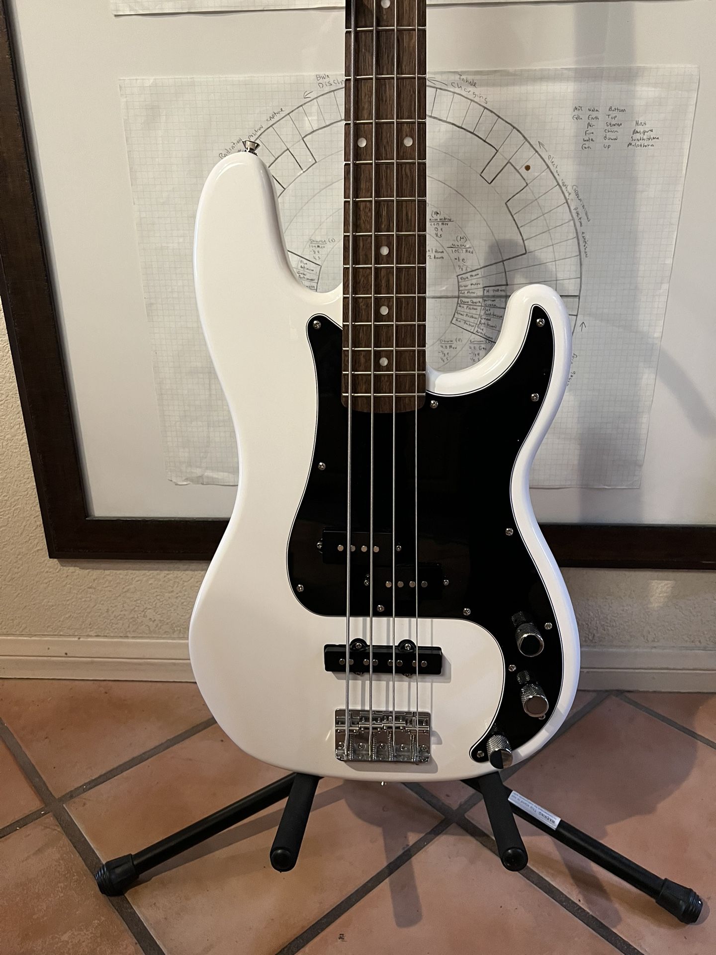 PJ Configured Precision Bass Fender Squier Gold Logo AFFINITY SERIES P Bass Guitar FULLY SET UP Super Clean White FREE TUNER & WALL HANGER