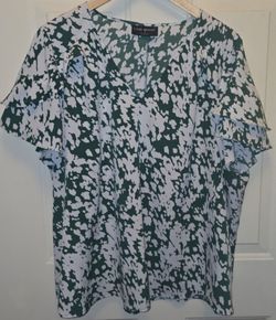 20 Woman's Green & White Lane Bryant Flutter Sleeved Blouse