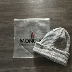 GREY MONCLER BEANIE 