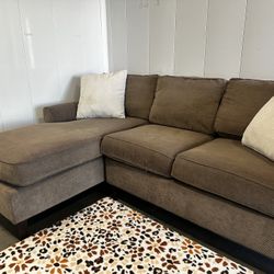 GREY SECTIONAL COUCH W/ FREE DELIVERY 