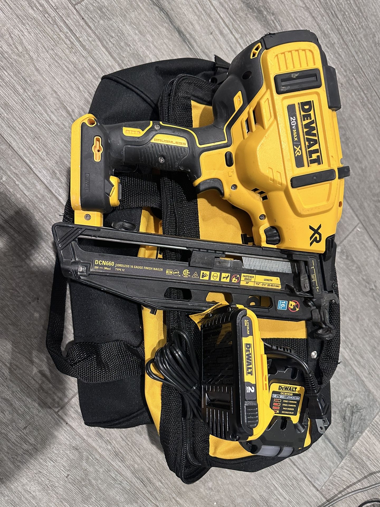 DEWALT 20V MAX XR 16-Gauge Electric Cordless Angled Finishing Nailer Kit