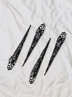 10 Black Claw Finger Rings + 1 Replacement