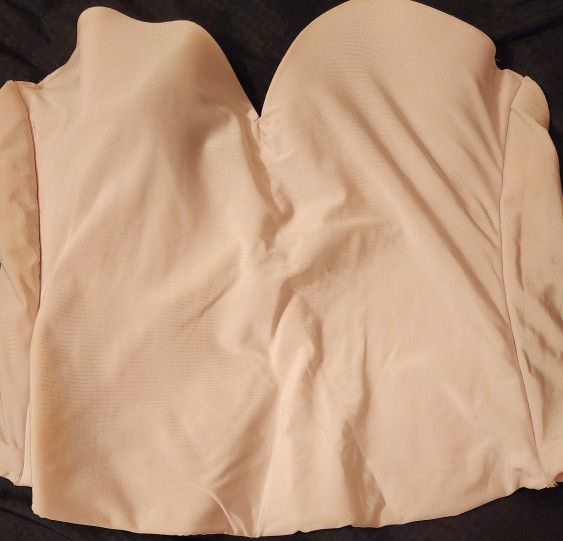 David's Bridal 40C white wedding corset 7643, underwires, 2 stays on each side,10 hooks in the rear. East, west or north.
