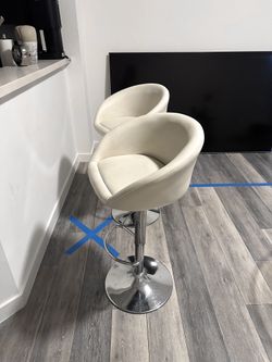 LIKE NEW ! 2 Modern Bar Stools – Excellent Condition!