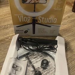 Merkury Innovations VLOG Studio Light 10 /Bluetooth Enabled