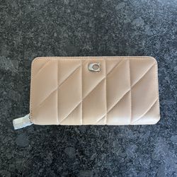 Coach Zip Wallet With Pillow Quilting