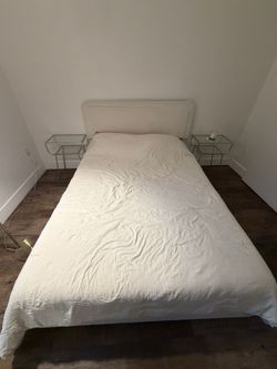 Q size bed with 2 night stand