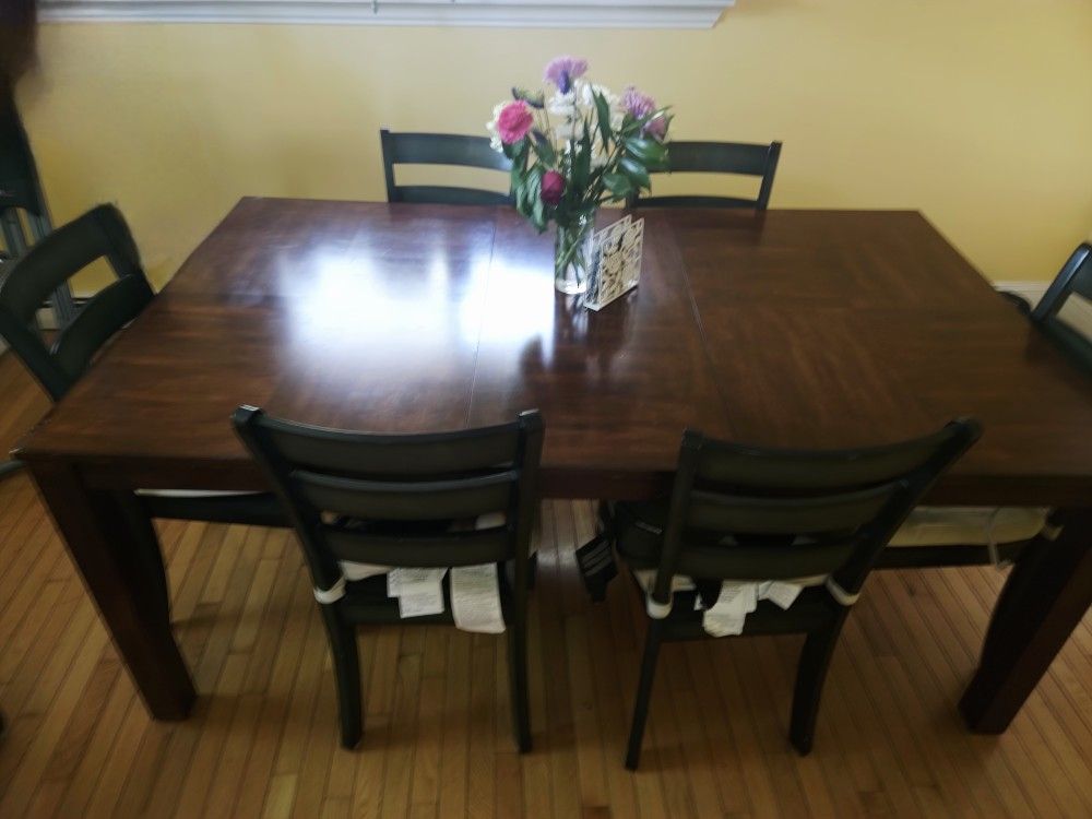 DINING ROOM TABLE WITH 6 CHAIRS