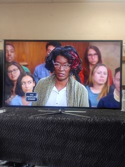 55 inch Samsung smart tv beautiful tv comes with remote control shows great quality clear picture works perfect guaranteed