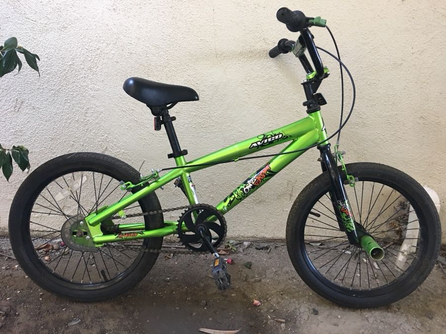 AVIGO ONE EIGHT BOYS 18 INCH BMX BICYCLE WITH TRAINING WHEELS for Sale in Los Angeles CA OfferUp