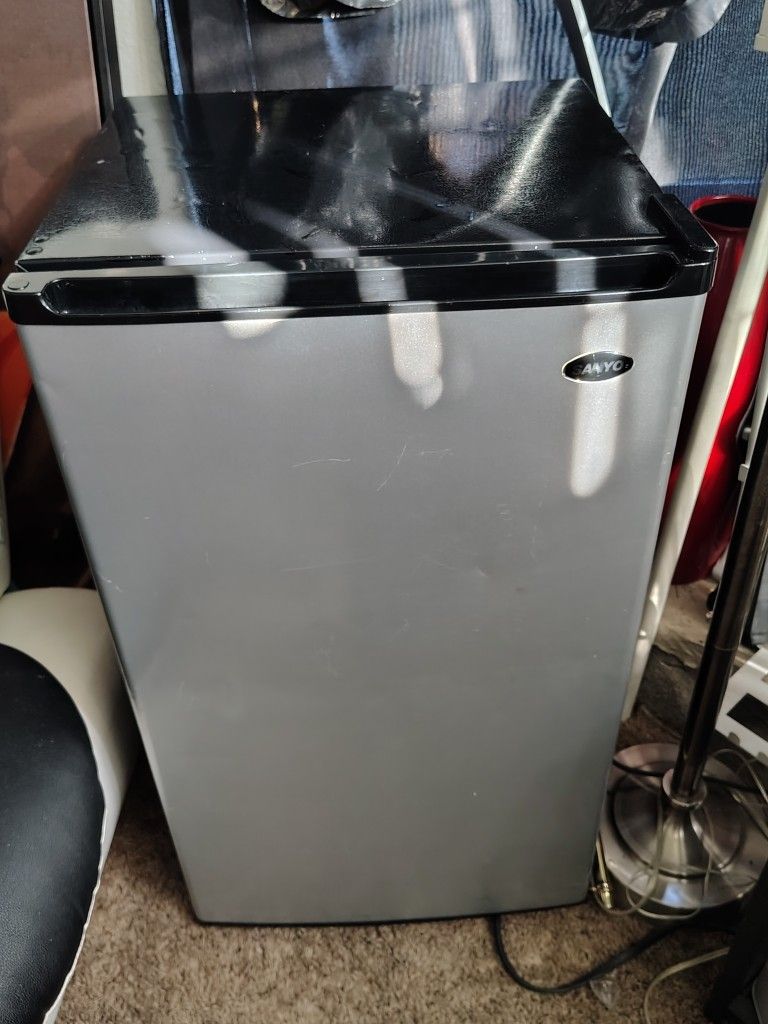 Sanyo Mini Fridge 
