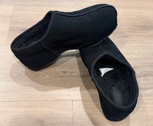 Women’s UGG Slip-On Shoes – Women’s Size 9