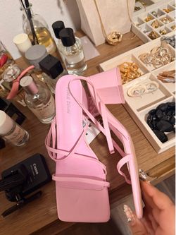 Pink heels size 8 but fits like size 9