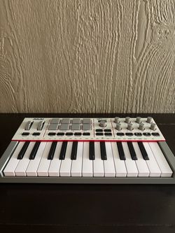 Akai MPK mini midi controller