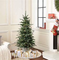 BEAUTIFUL CHRISTMAS TREE 🎄 