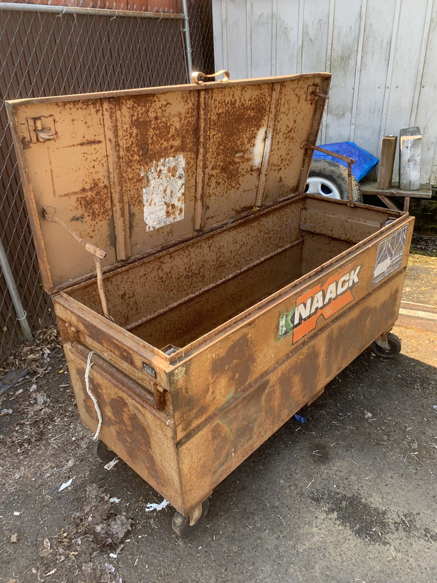 Knaack Tool Box Locks/rolls
