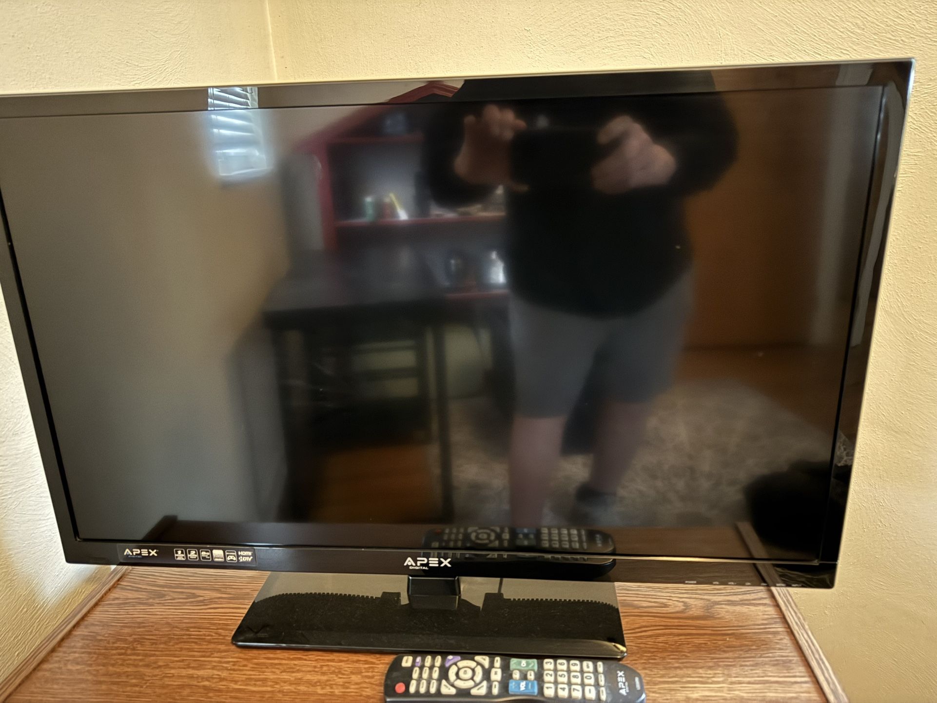 Apex 32” TV With Remote