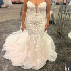 Wedding dress NEW . Never Used