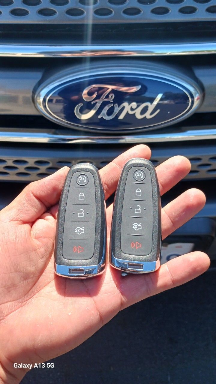 Car Keys / Llaves De Carro
