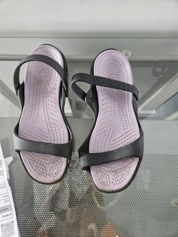 Women's Cleo Size 11.crocs