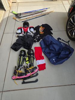 Hockey pad set includes size 7.5 skates