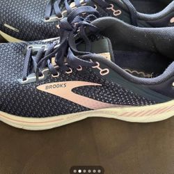 Brooks Women Shoes 10B medium 