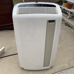 DECLUTTER SALE! DeLonghi AC UNIT for CHEAP! 100$