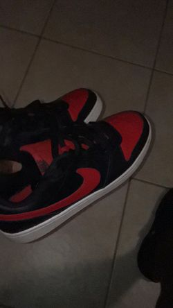 Nikes Red And Black Size 7y