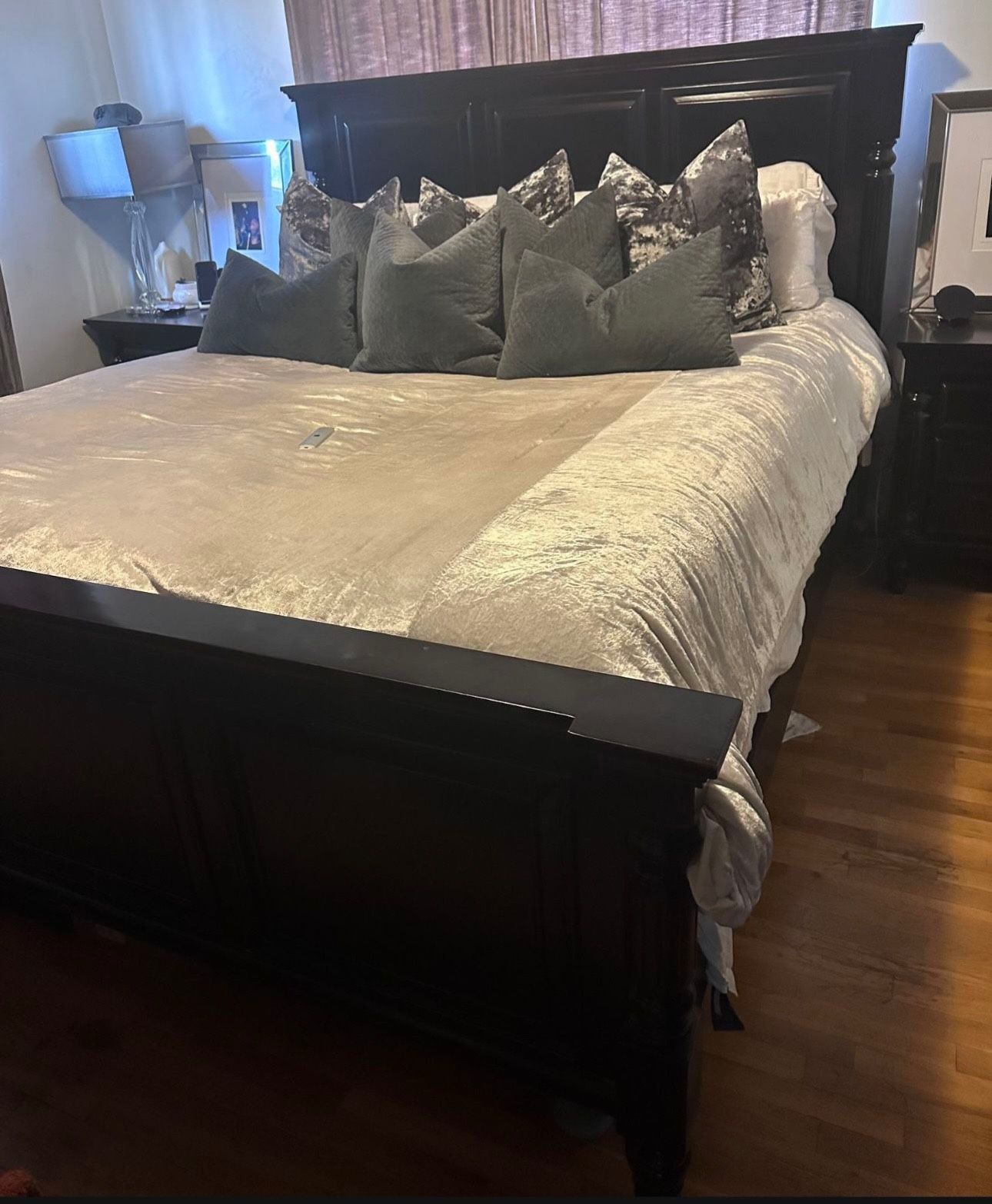 California King Bedroom Set Black Hardwood for Sale in Los Angeles, CA